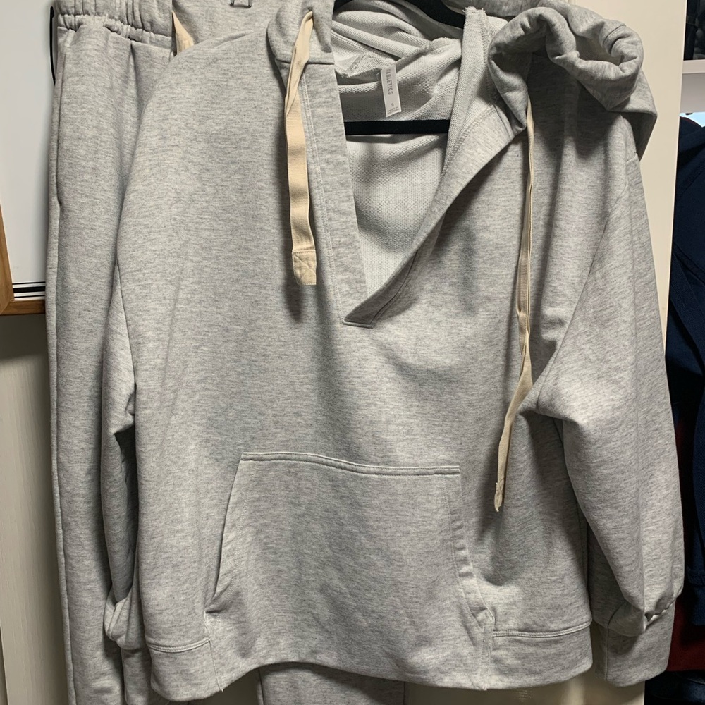 Fabletics gray V-neck oversized hoodie with matching sweat pants size Small - Picture 3 of 8